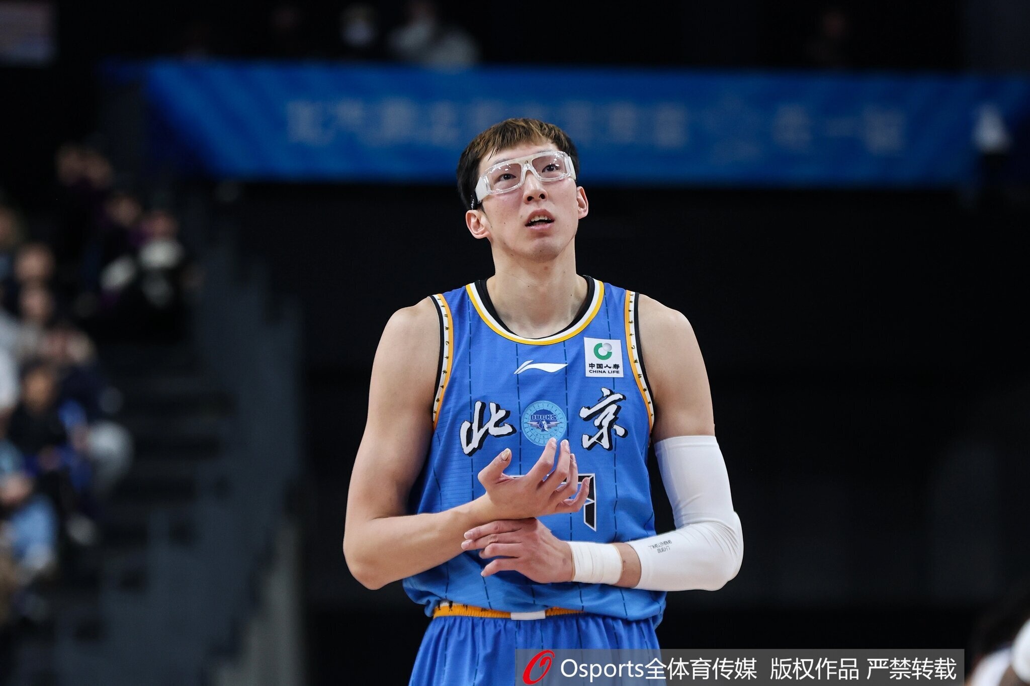 Kaiyuan-周琦眼伤初步检查不像上赛季那么重 周一才有最终结果